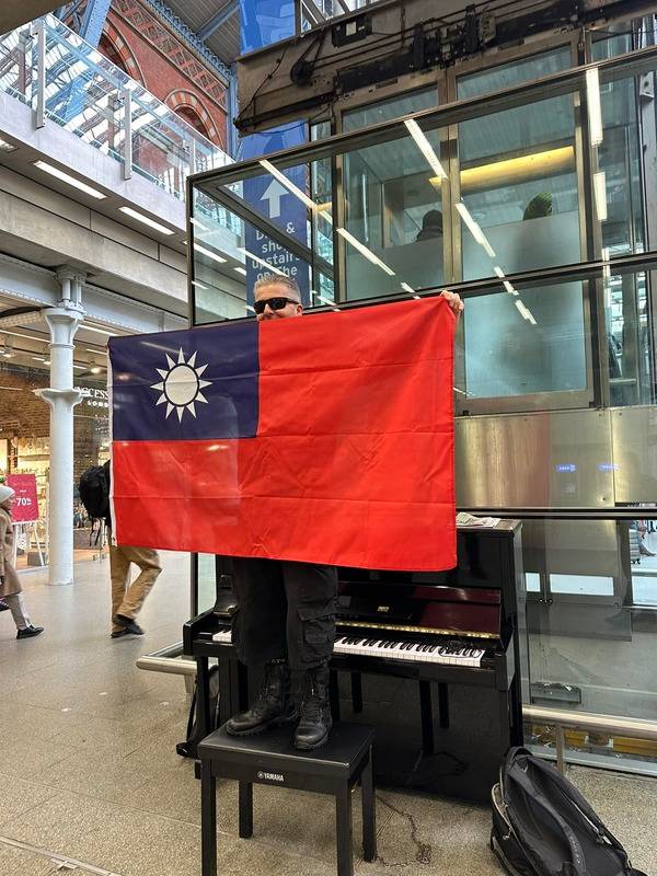 英國鋼琴家卡瓦納在臉書秀出手持中華民國「青天白日滿地紅」國旗的照片，網友大讚。 圖：取自Dr K Boogie Woogie臉書