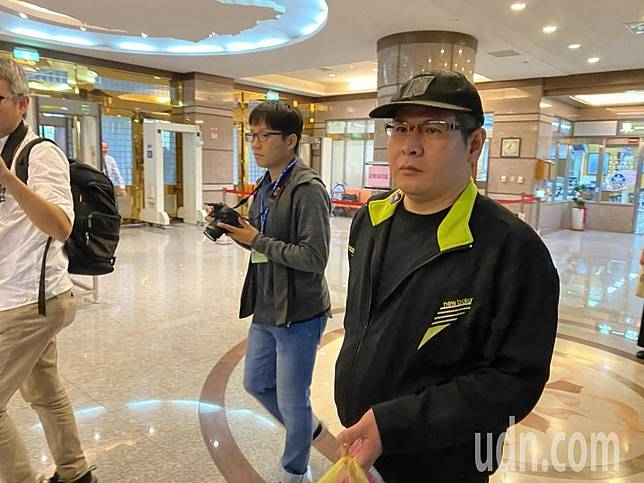 普悠瑪案，宜蘭地方法院今天第3次開庭，司機員尤振仲（右1）等出庭。記者羅建旺／攝影