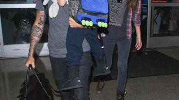 Pete Wentz 足下著用 Nike Air Yeezy 2 黑/桃紅款