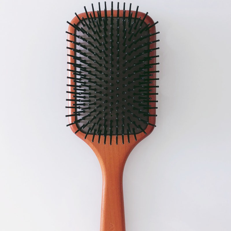 ヘアブラシの 洗い方 掃除方法 を素材別に解説 清潔なブラシで美髪へ導いて