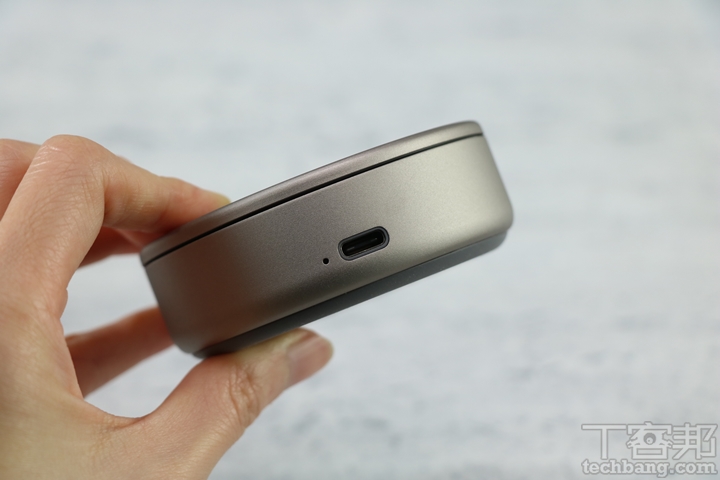 Bose Sleepbuds II 充電盒採 Type-C 有線充電，不支援無線充電和快充。