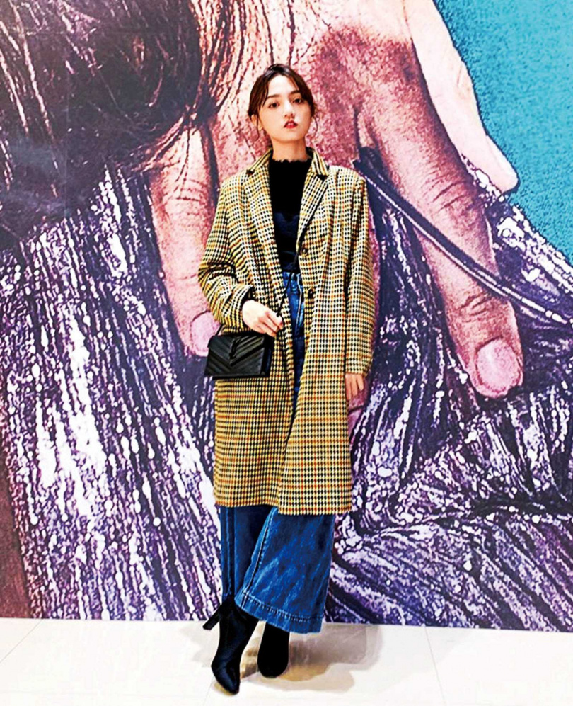 Dora第一只購入的SAINT LAURENT「黑色肩背包」，外觀經典、好搭配，是她的心頭好。（圖／翻攝自Dora IG）