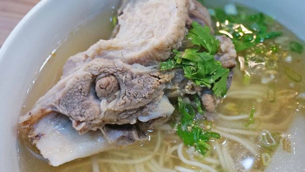 【台北美食】梁記大骨麵-比拳頭還要大的超大超有爽度的大骨湯美食