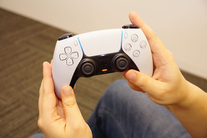 目測 DaulSense 控制器大小，似乎比現有的 DualShock 4 控制器略大一些些，按鍵配置則是相同的。