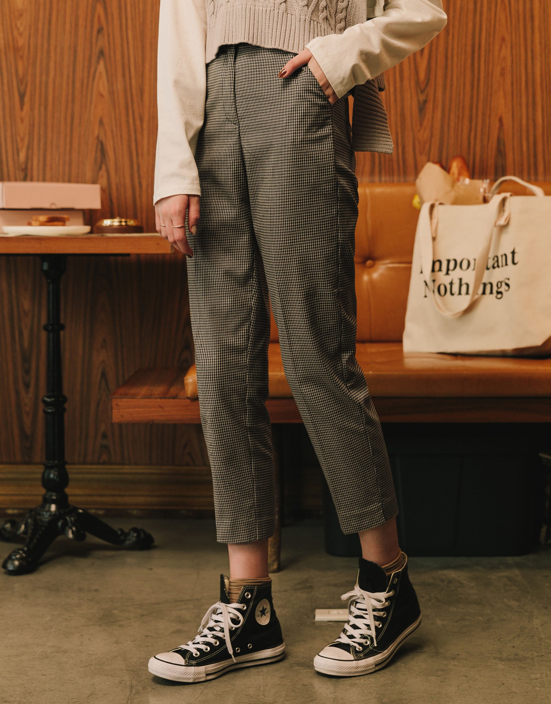 後腰鬆緊帶設計/隱形鉤釦設計/無內裡/褲腳小開岔/兩側有斜口袋/後為假口袋