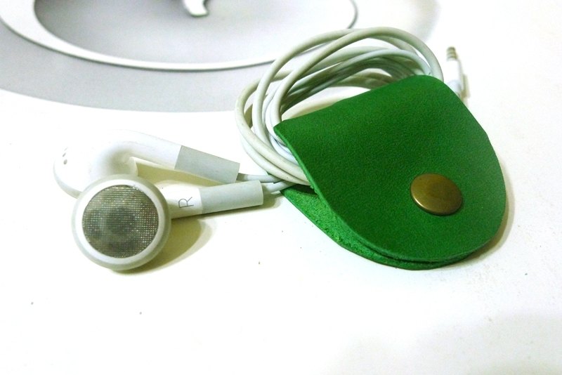 / 小小的配件,大大的功用 輕鬆收集起長長的耳機線,是生活中的好用小物. (*商品不含拍照的耳機) / 尺寸:4X4.5cm / 材質:原色植鞣革;柔細磨邊處理,不刮手~ / 使用及保養方式 / 可收