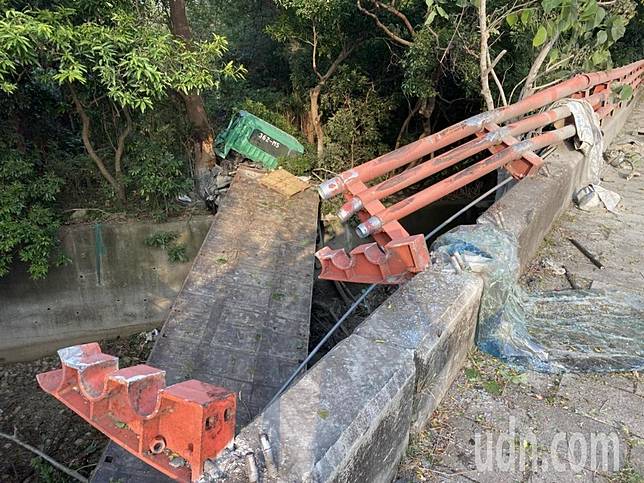 張姓聯結車駕駛不明原因撞擊一輛轎車與小貨車後衝下邊坡，張男四肢擦挫傷，小貨車內兩人傷重不治。記者林佩均／攝影