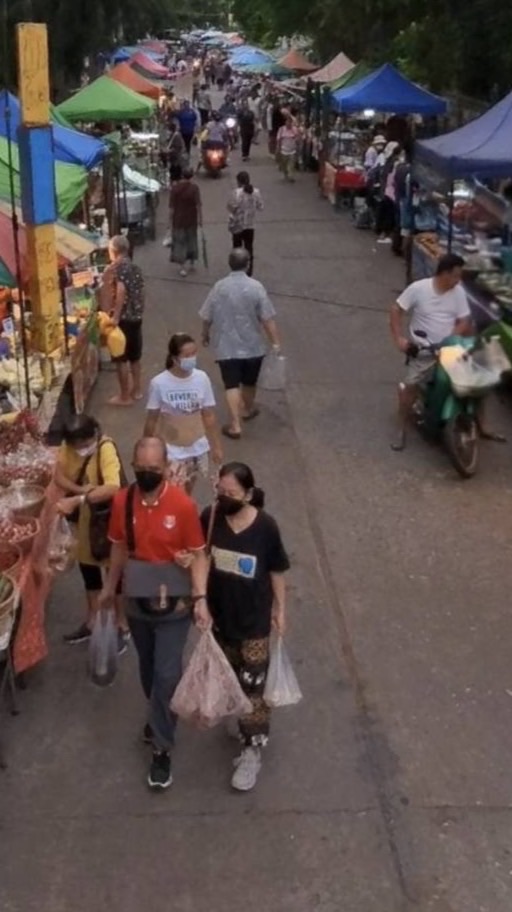 ตลาดถนนคนเดินเมืองทอง1
