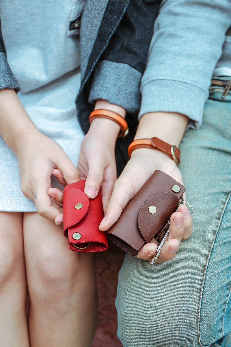 情人優惠組合課程 三選一 A 推扣名片夾＊2＋緞帶鑰匙圈*2 ◤原2200 優惠1980 B 方釦名片夾＊2＋緞帶鑰匙圈*2 ◤原2000 優惠1800 C 遙控鑰匙包＊2＋緞帶鑰匙圈*2 ◤原180