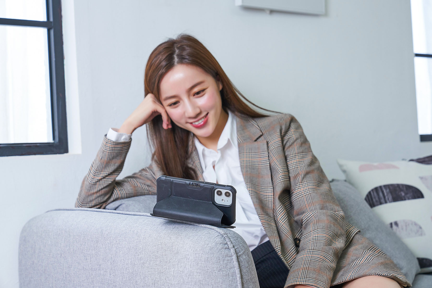 翻蓋款式的亮點就是自帶手機支架的設計，用來追劇再方便不過了。