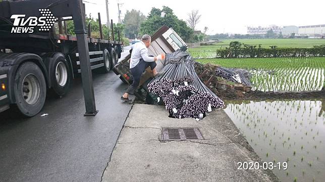 拖板車開水溝蓋上秒翻車　鋼筋全掉進田