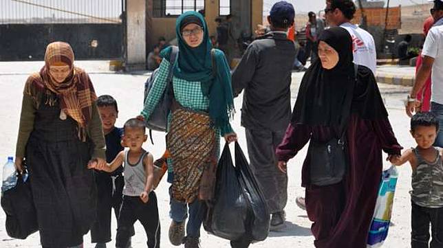 ILUSTRASI - Leefa (berkerudung hijau), perempuan asal Indonesia yang tertipu propaganda ISIS untuk datang ke Raqa, Suriah. [Ayham al-Mohammad/AFP]