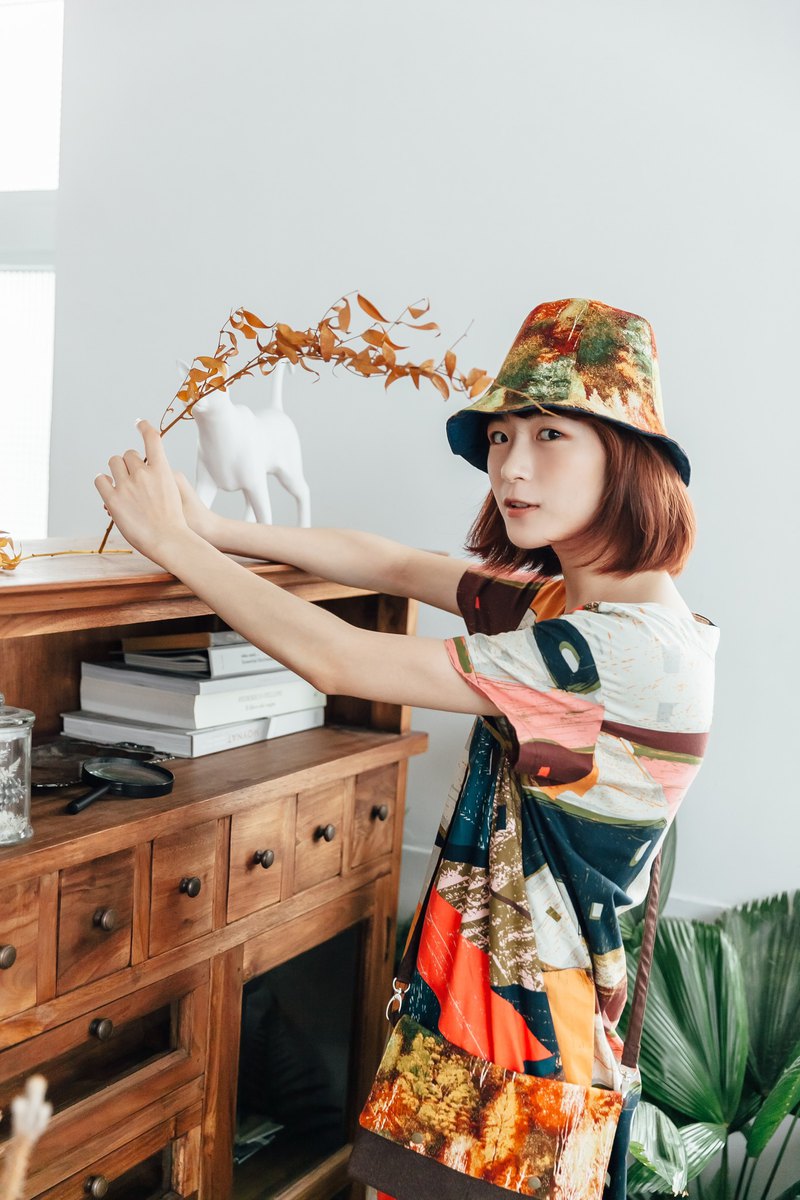 森林帽此款圖案花色上， 有細緻的金箔燙金。 獨家打版設計雙面六瓣帽版型， 手工製作雙面戴的帽型，男女都可以戴， 一面是花色圖案，另一面是牛仔布料， 按照自己的心情和衣服穿搭選擇不同的配色。