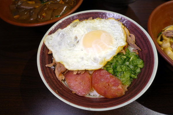 溪尾街美食-鼎街鴨香飯三重溪尾店，三重鴨肉飯，鴨香飯、韭菜鴨腸、炒鴨血，三重好吃鴨肉飯，好吃不貴可外送鴨肉飯