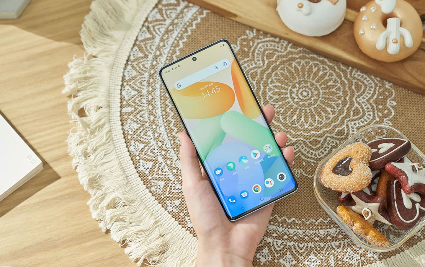 雙曲面螢幕設計除了讓 X70 Pro 的左右邊框顯得更窄，實際握持的手感也很不錯。AMOLED 螢幕在色彩呈現、亮度與對比度方面的表現也無可挑剔。