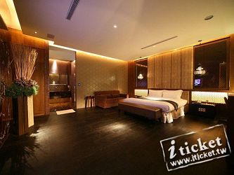 視覺及服務體驗、奢華浪漫。 ．商務套房 濃紫與深褐的偶遇、楓紅與木質的速配，風情萬種的收 納於眼前。 ＊＊＊＊＊＊＊＊＊＊＊＊＊＊＊＊＊＊＊ 使用說明： 1. 本券可至台中蘭夏精品旅館 平日雙人奢華D
