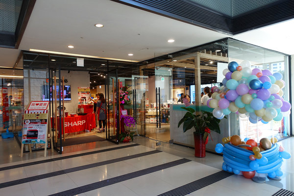 COVEx夏普展演活動，捷運小巨蛋站智慧生活館，結合咖啡店、家電體驗、廚藝教室、精選生活好物、特賣會，可場地租借且有網美牆打卡的主題式情境賣場