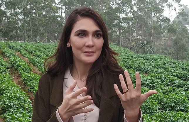 Reaksi Luna Maya Diledek Ayu Dewi Karena Belum Punya Pasangan