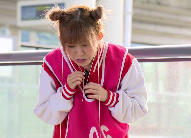 阿樂不顧形象將人中拉長，玩到整張臉變形。（圖／台視提供）