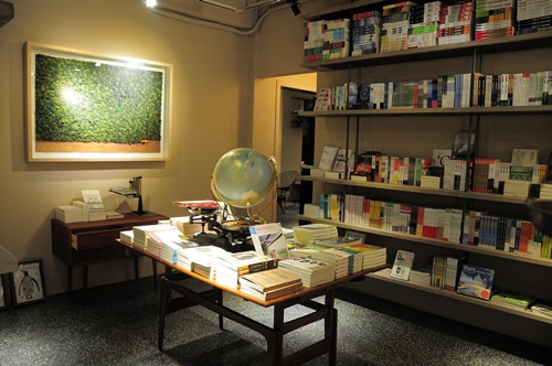 新開店！伊聖詩私房書櫃