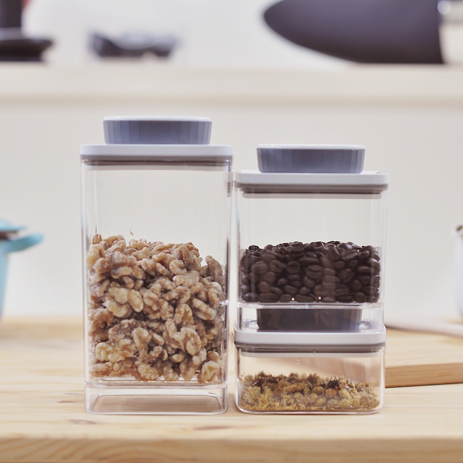 ANKOMN 最極致的真空保鮮， 防潮、防氧化，保存期限超大延長。 真空保鮮盒有著潔淨且圓潤的外型， 盒身強壯、質地輕巧，大容量收納空間， 輕輕蓋上後旋轉5次，即可讓盒內達到真空， 透明、白色與黑色外