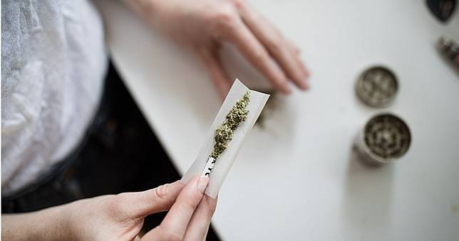 悲劇！男囚「鼻孔塞大麻」走私入獄　糗卡18年挖出「鼻結石」