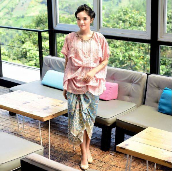 660 Contoh Pakaian Untuk Undangan Wisuda Terbaru