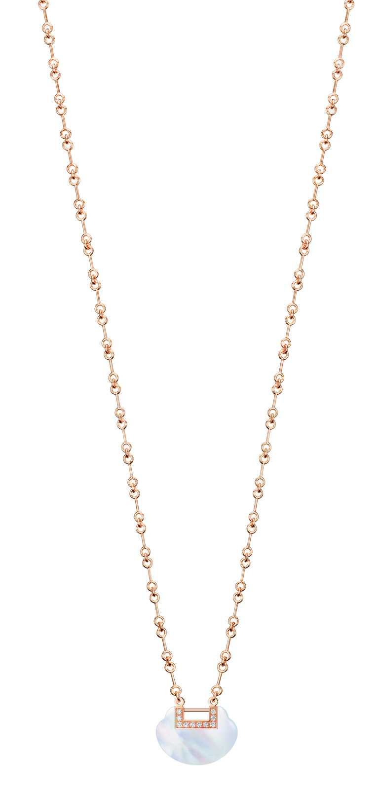 Qeelin「Yu Yi系列」18K玫瑰金鑲鑽珍珠母貝中型項鍊╱156,000元。（圖╱Qeelin提供）