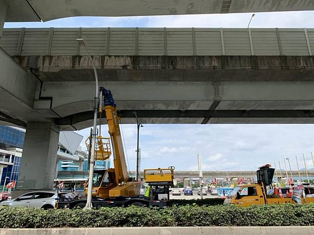 高架巡檢未立即修復　水泥擊中轎車民眾怒「豆腐渣工程！」