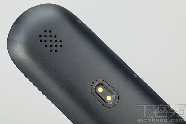 機背上方為喇叭出聲孔：中間為磁吸充電區域，不同於一般常見的Type-C和Micro-USB埠，外出時需額外攜帶原廠隨附的特規充電器。