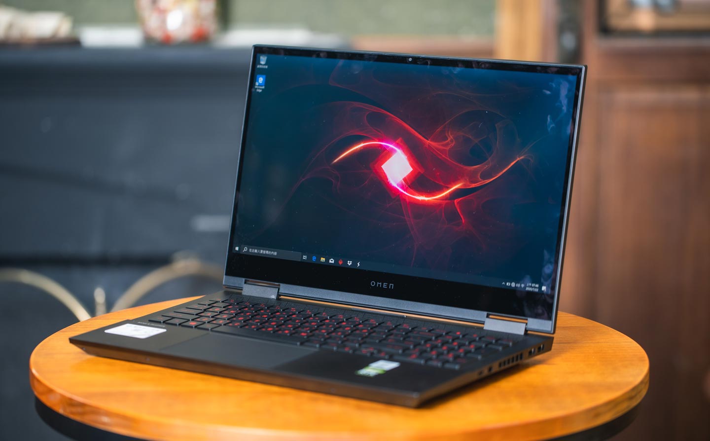 HP OMEN 15 採用了 15.6 吋窄邊框的 4K UHD OLED 螢幕，在色域呈現、亮度與對比對方面有著極為出色的表現，高螢幕佔比也讓畫面的視野更為開闊。