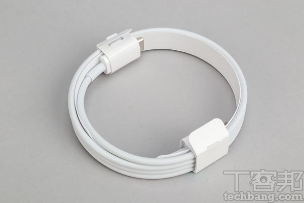 令人驚喜的是，這次AirPods Pro隨附一條USB Type-C to Lightning線，不單可用在AirPods上充電，要配合Mac電腦或支援USB-C PD的充電器也方便許多。