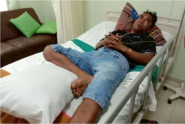 Brigpol Jackson saat menjalani perawatan di RSMM Caritas Timika, Minggu (2/12/2018)(KOMPAS.com/Irsul Panca Aditra) Artikel ini telah tayang di Kompas.com dengan judul