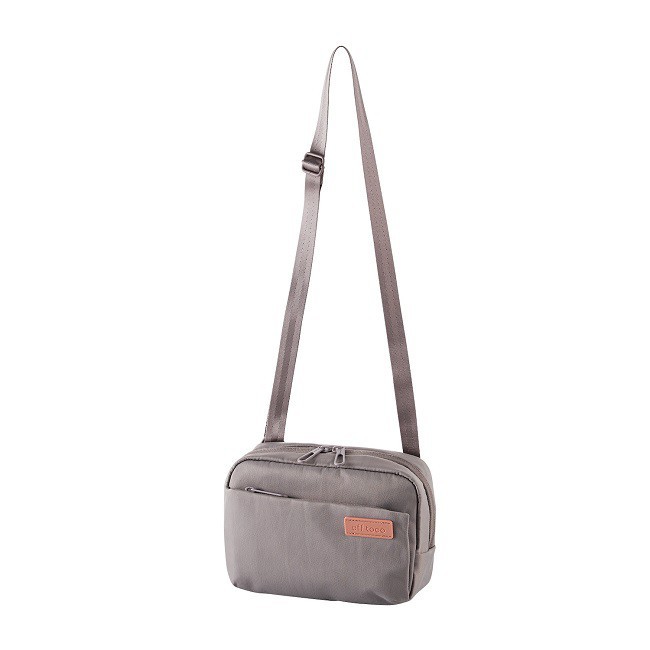 off too 秋冬款式側背包,是您休閒&旅行的好幫手抓皺雅緻布料，別具風格表面布料採用別具風味的抓皺加工，演繹出不同的風格表情，更顯雅緻。方便外出攜帶的大小可收納隨身物品的小尺寸側背包，非常適合假日