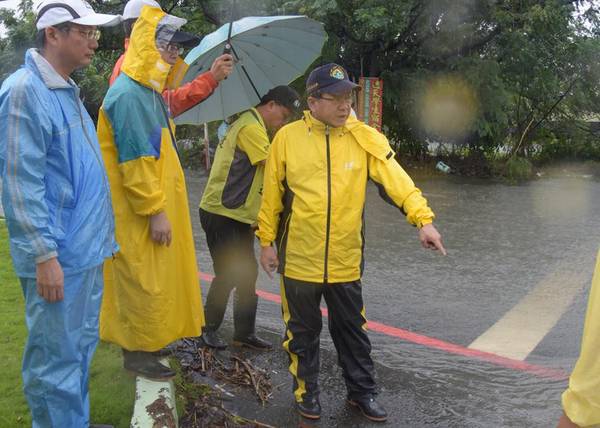 屏東沒停班課 潘孟安臉書遭灌爆 你現在馬上騎車出去 Nownews 今日新聞 Line Today