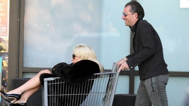 閃爆整家超市！嬌小的女神卡卡霸氣坐進推車，讓男友推著她聖誕大採購