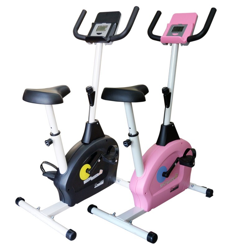 ‧型號：60200 ‧名稱：立式磁控健身車 ‧規格：黑/粉 ‧特色：磁控靜音設計 身高110~180cm皆可使用 大螢幕顯示平板架電子錶 無段式微調阻力系統 底管移動滾輪設計 可承重120kg ※此款
