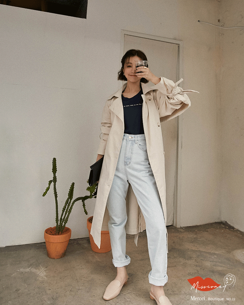 袖口綁帶設計/質感風衣面料 商品長度/長版商品版型/寬鬆商品厚薄/適中商品彈性/無 *棉/麻為天然纖維的面料，因吸濕性較一般材質大，故洗滌後些微縮水屬正常現象。