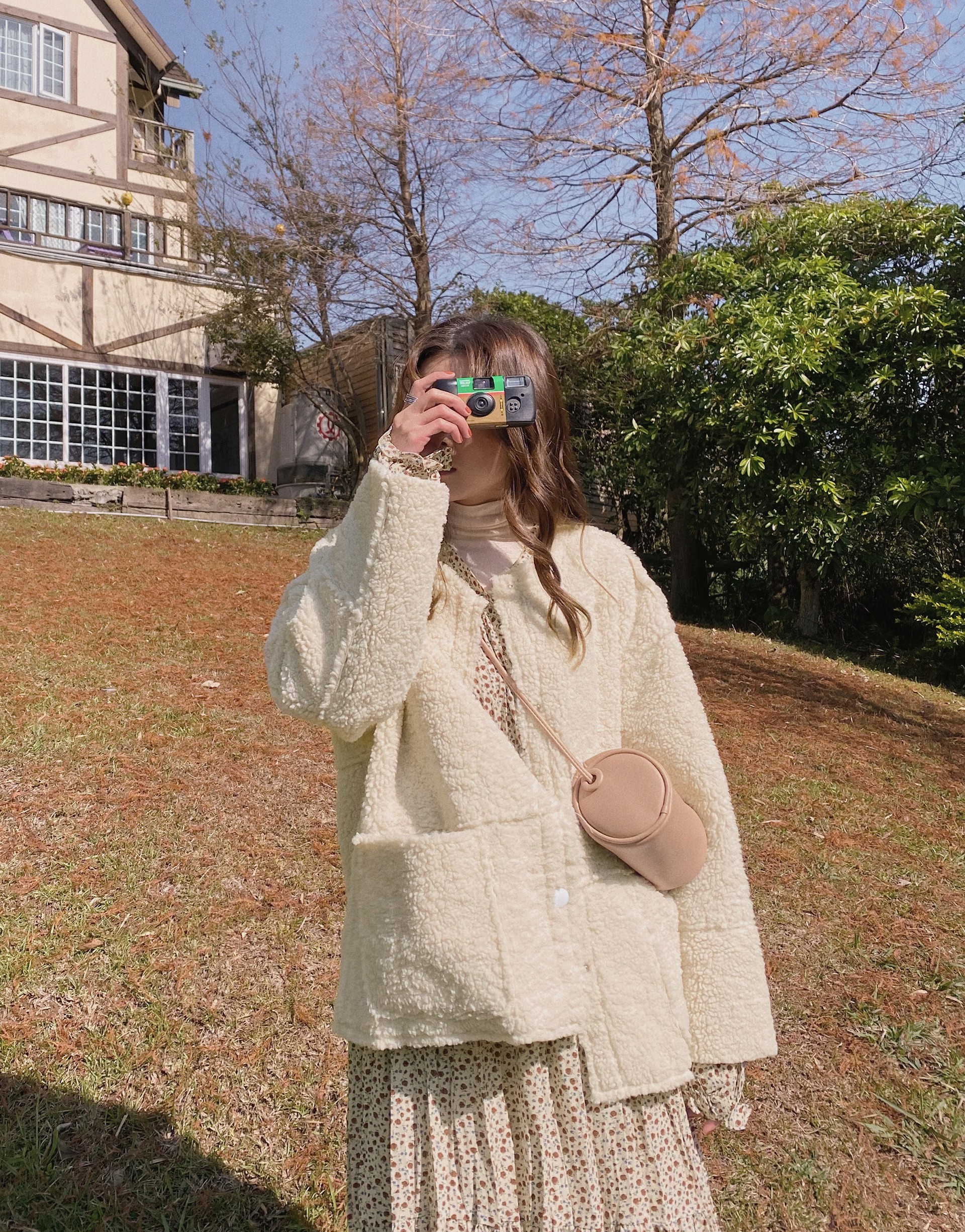 舒適QQ毛絨/內層為質感麂皮/有口袋/壓釦設計/毛絨面料,邊緣剪邊處理,會有部分毛絨及纖維掉落屬正常現象,此類商品建議送專業乾洗,或是針對髒汙部分做局部清洗即可,請單獨洗滌