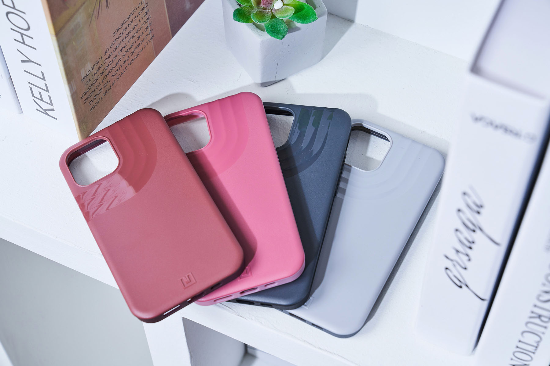 U 一共有三個系列，上圖為「實色系列」，有四個配色可選擇，風格上為簡約中帶有些許變化，尤其是圍繞主鏡頭的環型凹紋，採亮面材質設計，與保護殼本體的霧面材質形成特殊的對比效果。