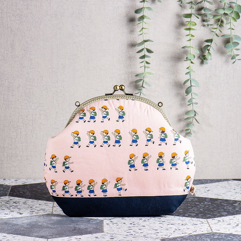 【尺寸】寬27cm高22cm底部寬6cm 【材質】表布韓國進口棉布 / 裡布台灣優質棉布 【口金】金屬口金（銅色） 【背帶】120cm固定長度銅色鏈子 or 寬1.2mm長80～130mm可調棉織帶（