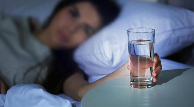[Bintang] Alasan Minum Air Putih Sebelum Tidur Bisa Bikin Langsing