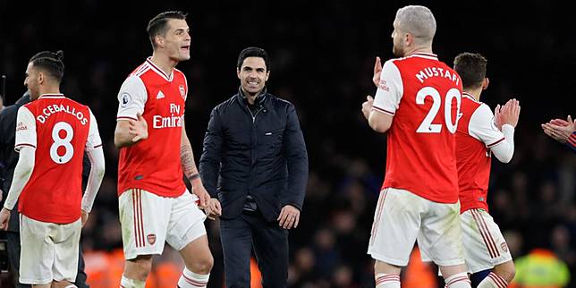 Mikel Arteta bersama skuad Arsenal usai kemenangan 3-2 atas Everton di Premier League 2019/20. (c) AP Photo