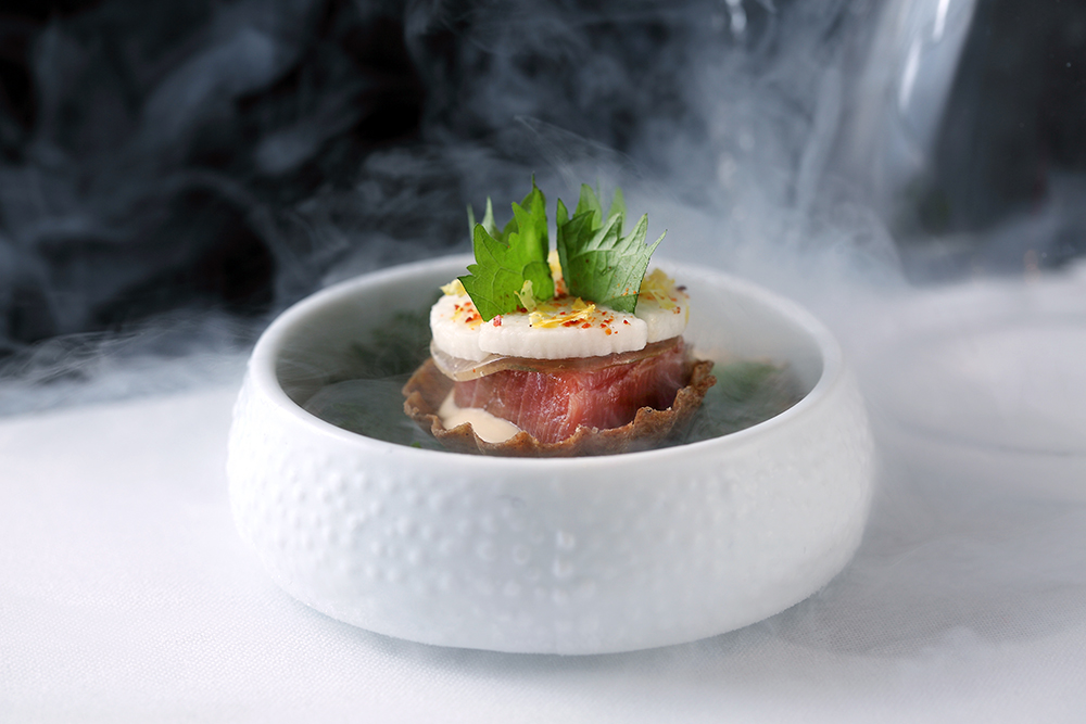 透明蛋形容器掀開的瞬間，液態氮煙霧緩緩溢散，盤中小塔如雲上仙島，令人驚喜的飲食體驗從視覺展開。(攝影/Carter)