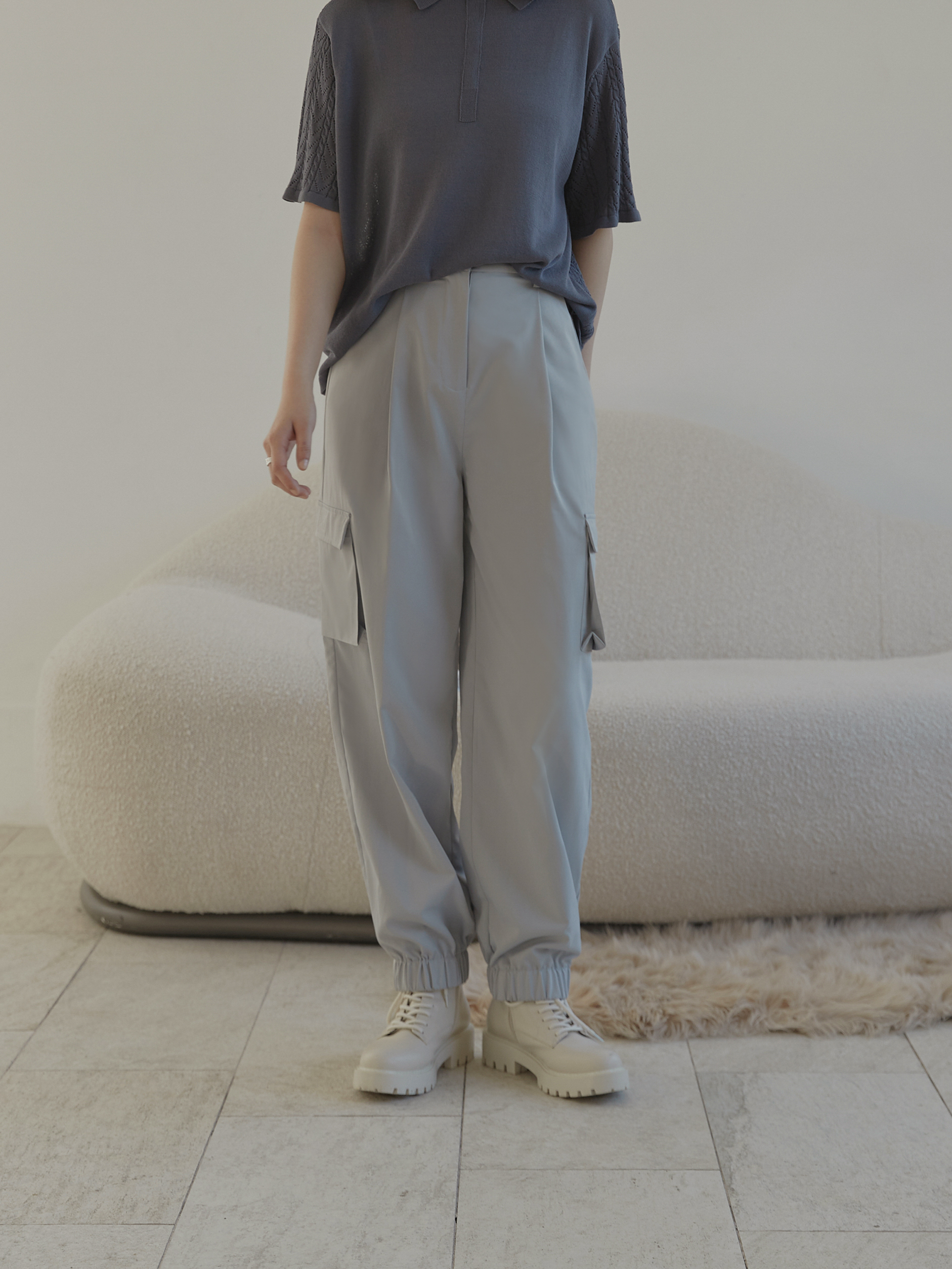 鬆緊縮口細節西裝褲-mouggan