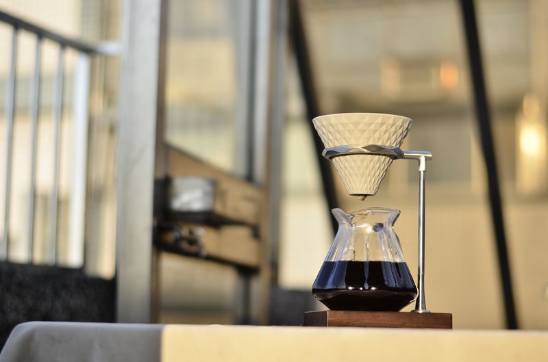 ‧質樸的日本高嶺瓷土原貌濾杯 ‧鑽石濾杯延伸系列，滿足咖啡達人喜愛 ‧結合多種素材，讓商品賦予藝術價值 ‧獨特木架設計，將金屬與檀木完美結合 ‧具新古典美學主義之玻璃壺