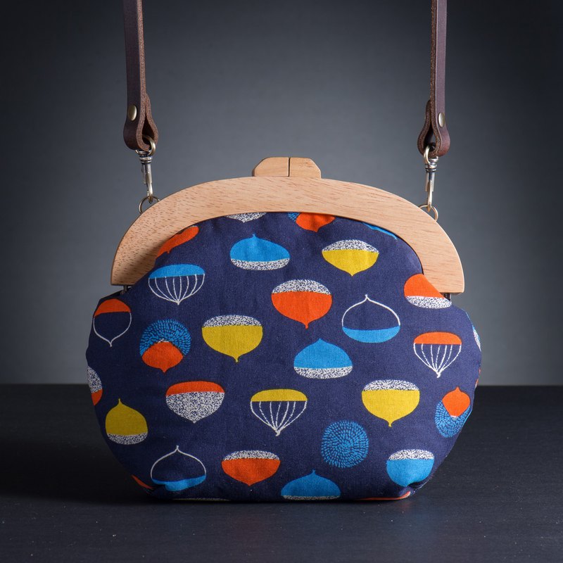 此為”小”木口金包，放不下您的長皮夾唷！表布花色如照片所示，裡布由設計師自行搭配，因布料裁減的關係，圖案的位子不一定會跟照片上的一模一樣喔。