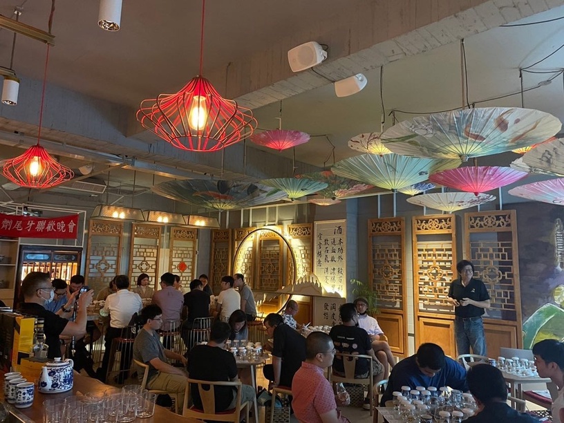 酒鬼必訪！12間「台中特色酒吧」推薦，燈光美氣氛佳，微醺聚會、下班小酌都適合！