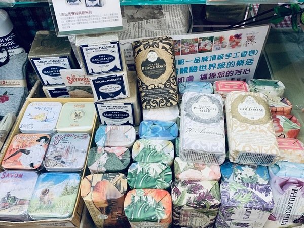 倪倪愛旅遊－『台中購物商圈推薦』台中在地人後花園小歐洲，綠意盎然異國購物散策－台中市大隆路商圈日韓、歐美私貨精品挖寶直擊分享