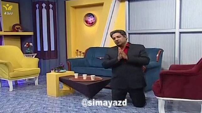 主持人下跪呼籲大家盡量減少出門 (圖／翻攝自IG simayazd)